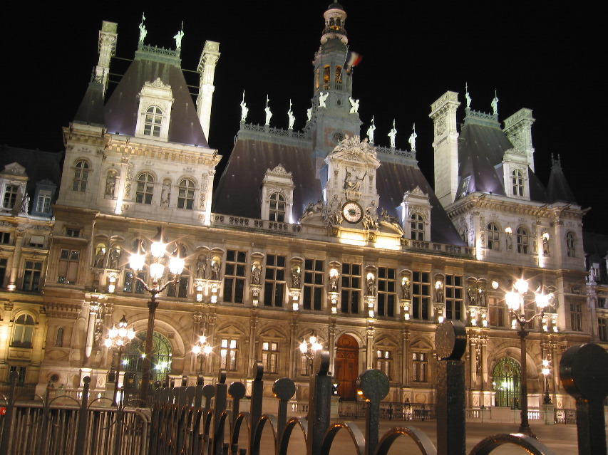 H&ocirc;tel de Ville at night