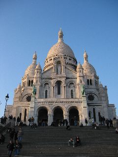 Sacr&eacute;-Coeur from below