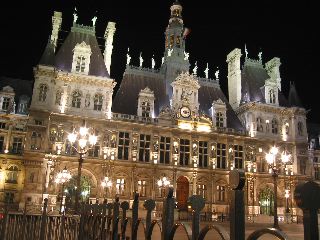 H&ocirc;tel de Ville at night