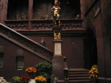Liz by statue (Rathaus interior)