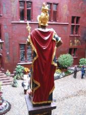Statue - back